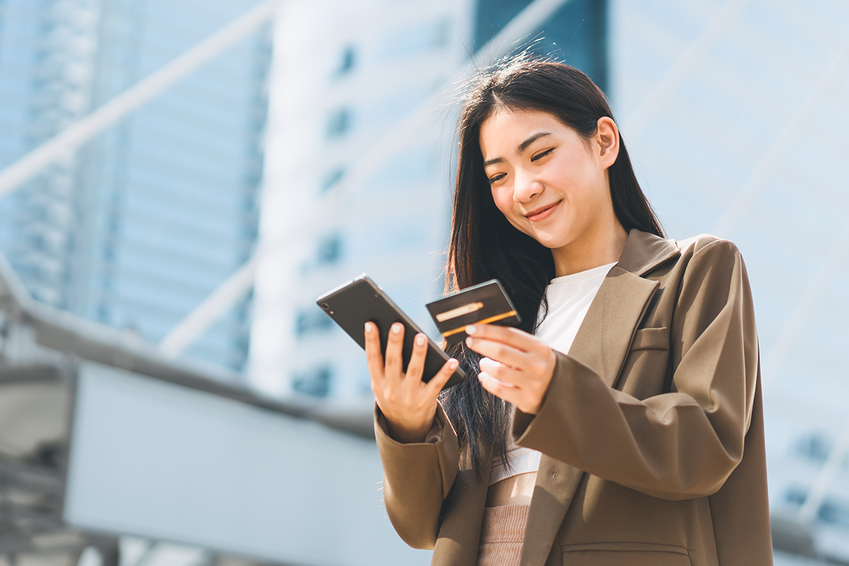 lady-using-digital-payments image