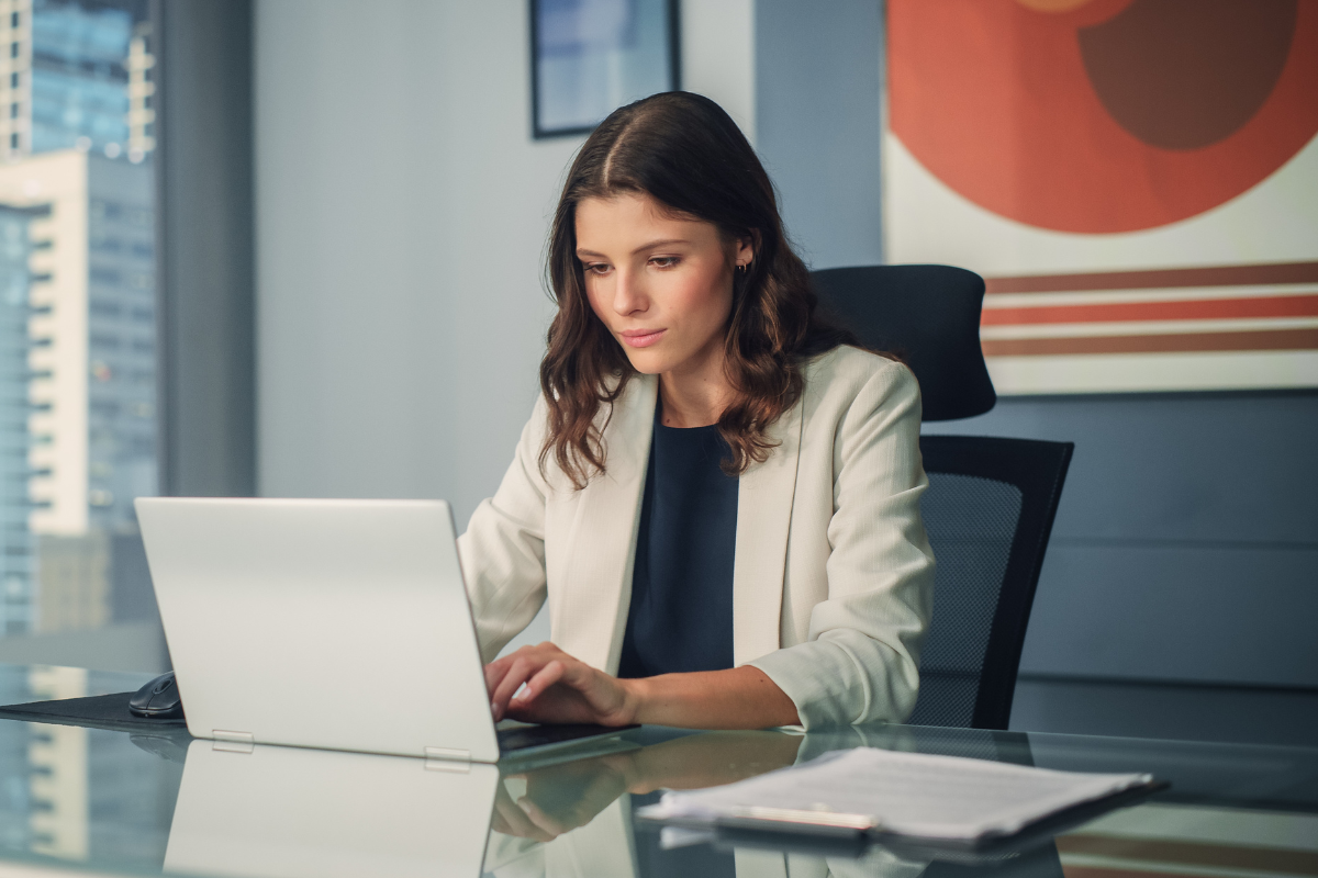 Business-women-looking-at-work-computer