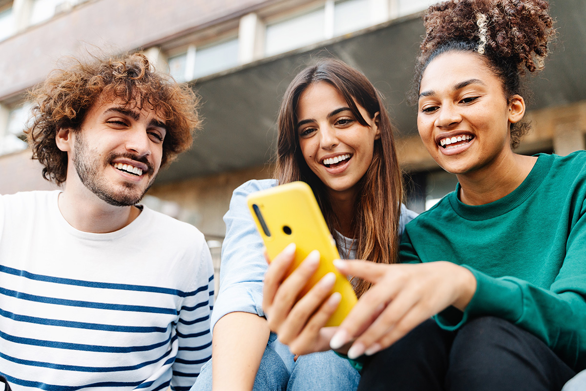 gen-z-sending-instant-payment-via-app image
