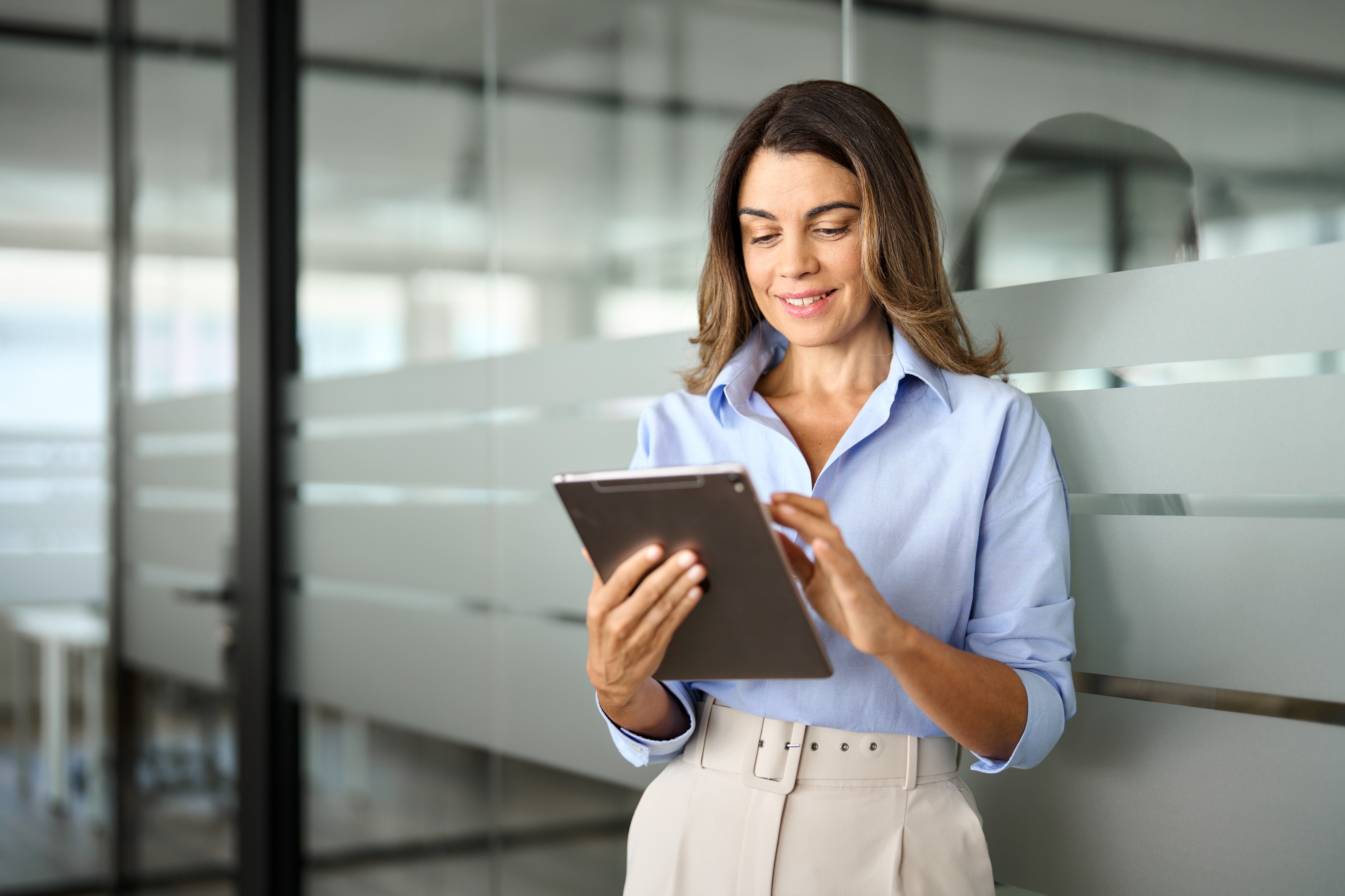 lady-working-on-smb-strategy