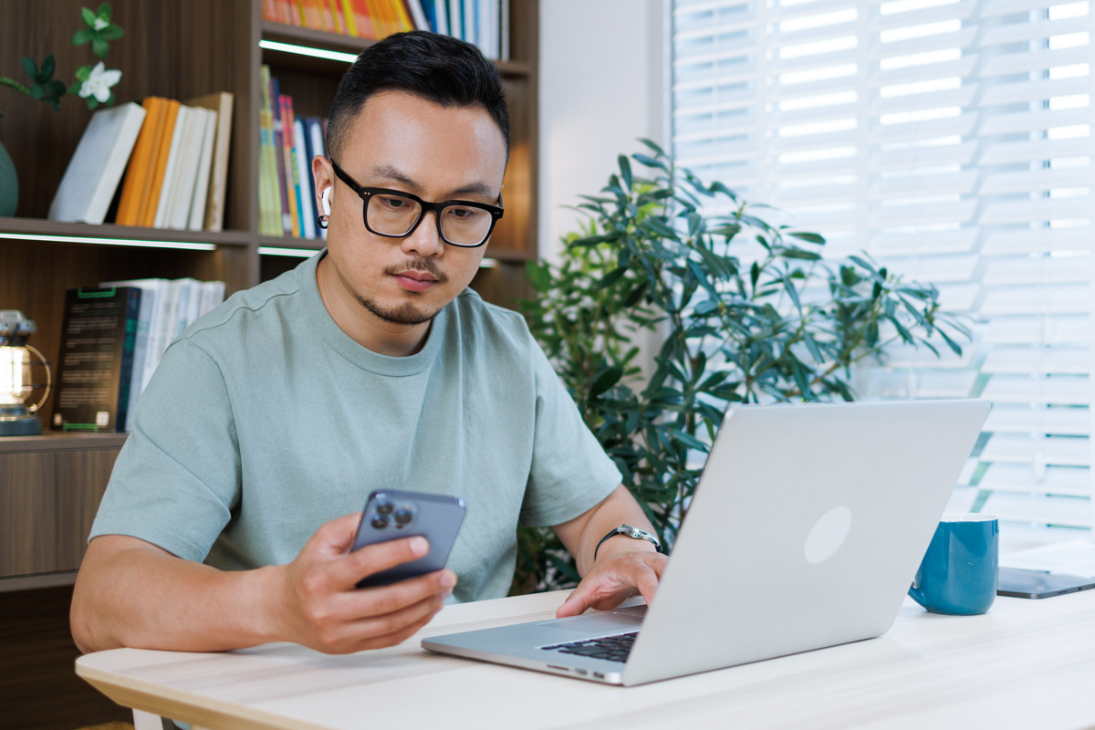 Man-paying-loan-online