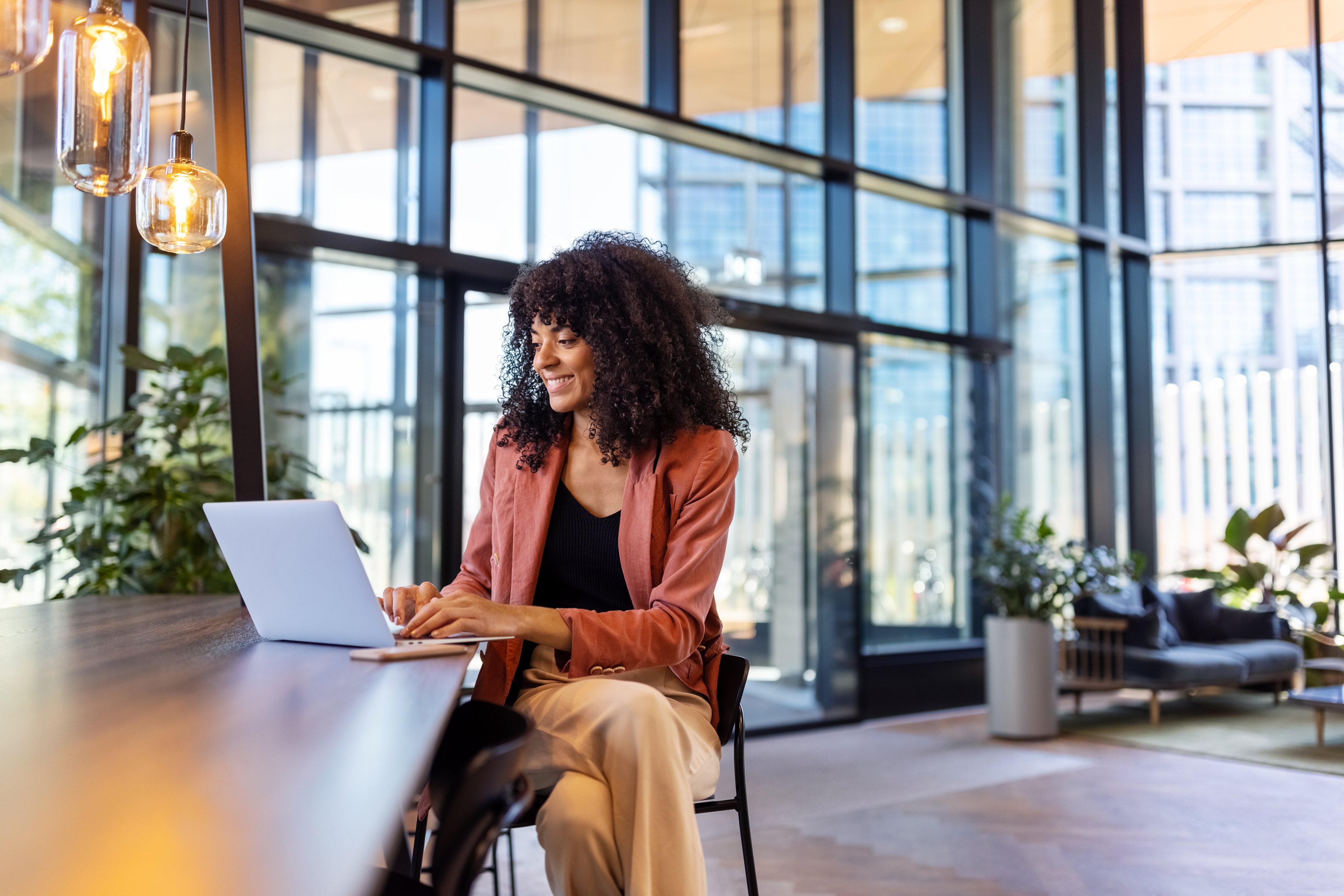 Woman-looking-at-laptop image