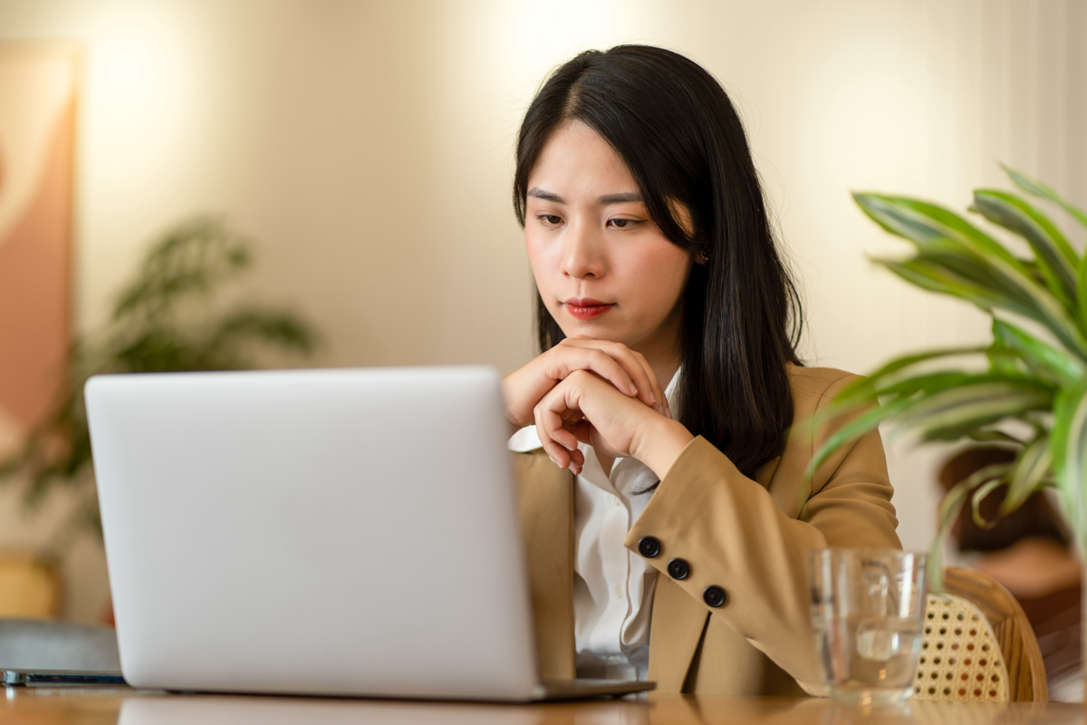 Women-learning-about-message-types-in-the-instant-payment-networks image